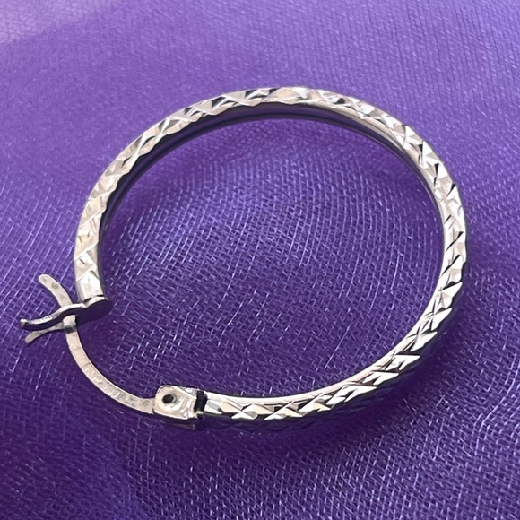 1 inch Diamond-Cut Oval Hoop Earrings in 14K White Gold - Picture 8 of 9